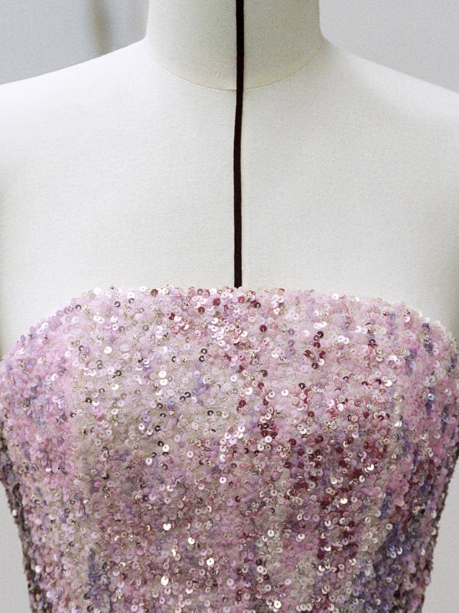 Detail Gaya Jisoo BLACKPINK di Met Gala 2026 (Photo by Jamie McCarthy / GETTY IMAGES NORTH AMERICA / Getty Images via AFP)