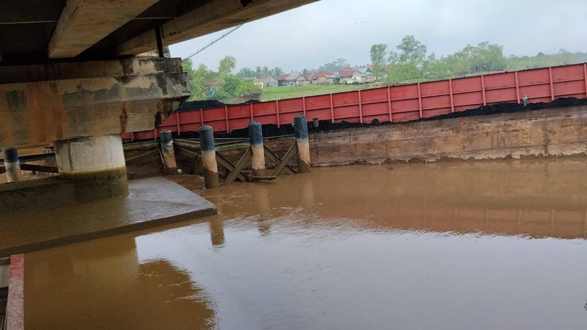 Tongkang Batu Bara Senggol Jembatan Sungai Lilin Saat Tugboat Isi BBM