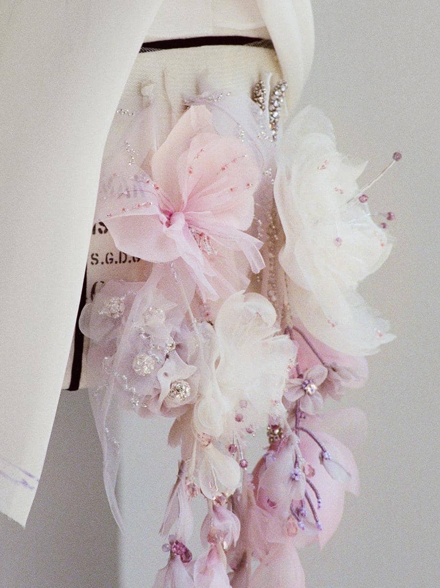 Detail Gaya Jisoo BLACKPINK di Met Gala 2026 (Photo by Jamie McCarthy / GETTY IMAGES NORTH AMERICA / Getty Images via AFP)