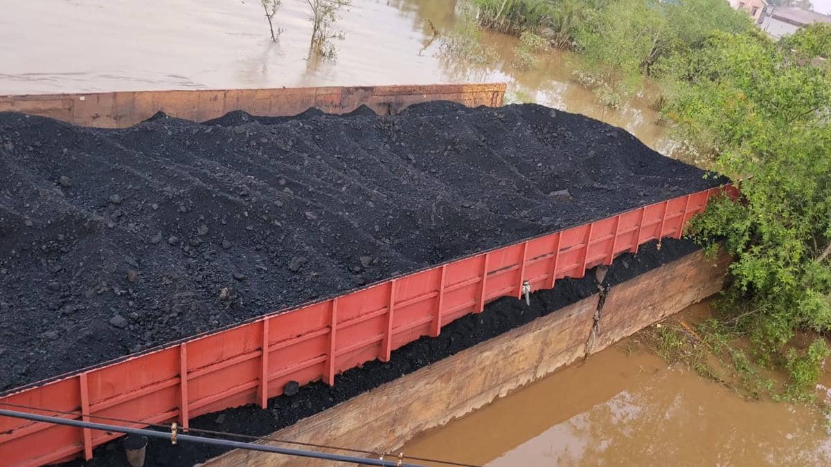 Tongkang pengangkut batubara saat menabrak fender jembatan Sungai Lilin. (Dok. Dishub Muba)