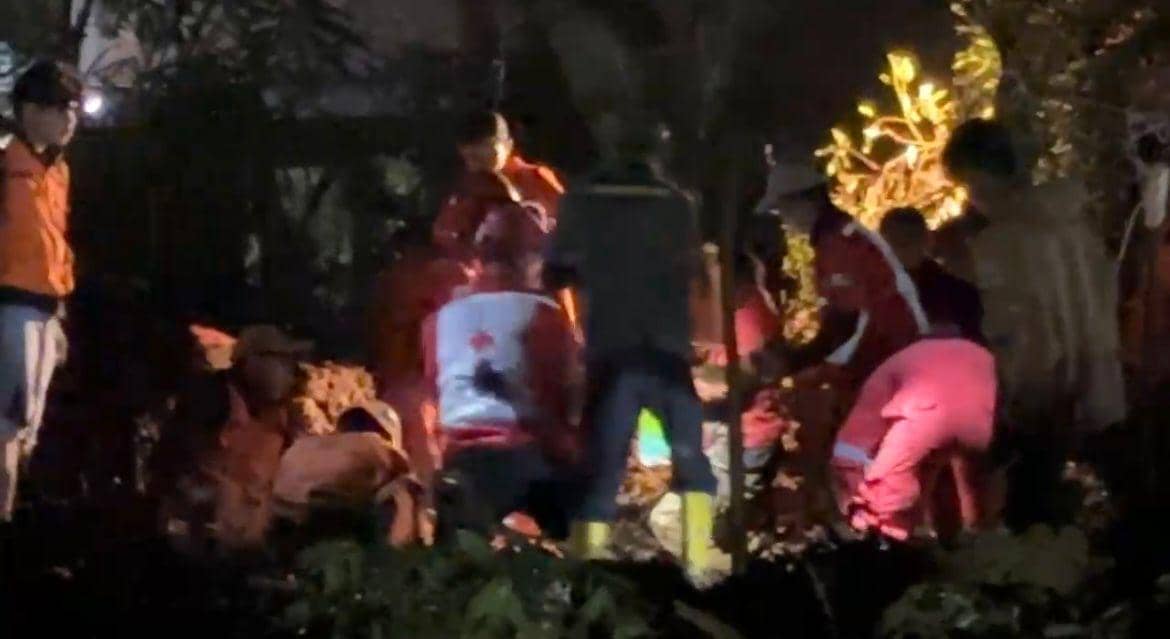 Tim SAR Gabungan melakukan evakuasi korban tertimpa longsor di Agam (Foto: Basarnas Padang)