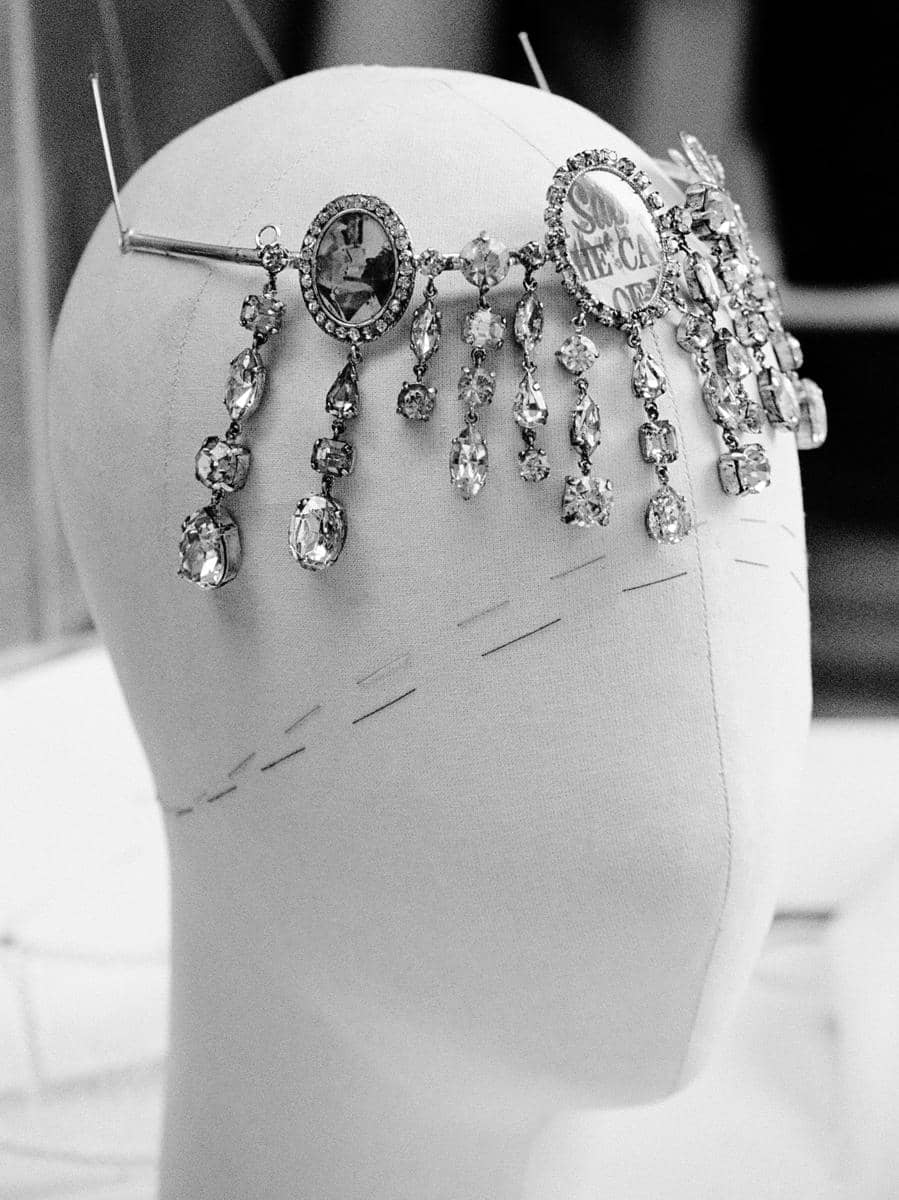 Detail Gaya Sabrina Carpenter di Met Gala 2026 (dok. Sophie Carre for Savoir-Faire  / © Getty Images for Red Carpet)