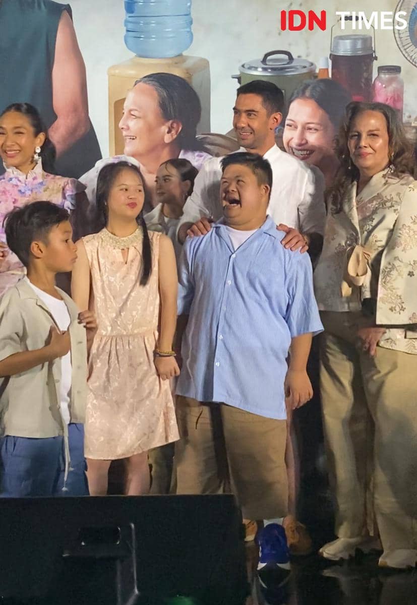 Para pemain film Semua Akan Baik-Baik Saja berpose bersama di acara gala premier, menampilkan suasana hangat dan penuh kebersamaan.