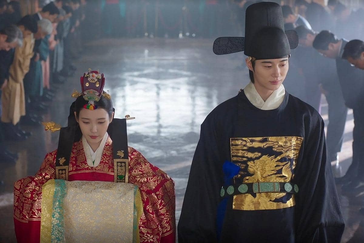 Teori Fans Soal Siapa yang Ngebocorin Kontrak Pernikahan Huiju dan Ian di Perfect Crown