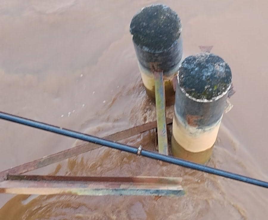 Tongkang pengangkut batubara saat menabrak fender jembatan Sungai Lilin. (Dok. Dishub Muba)