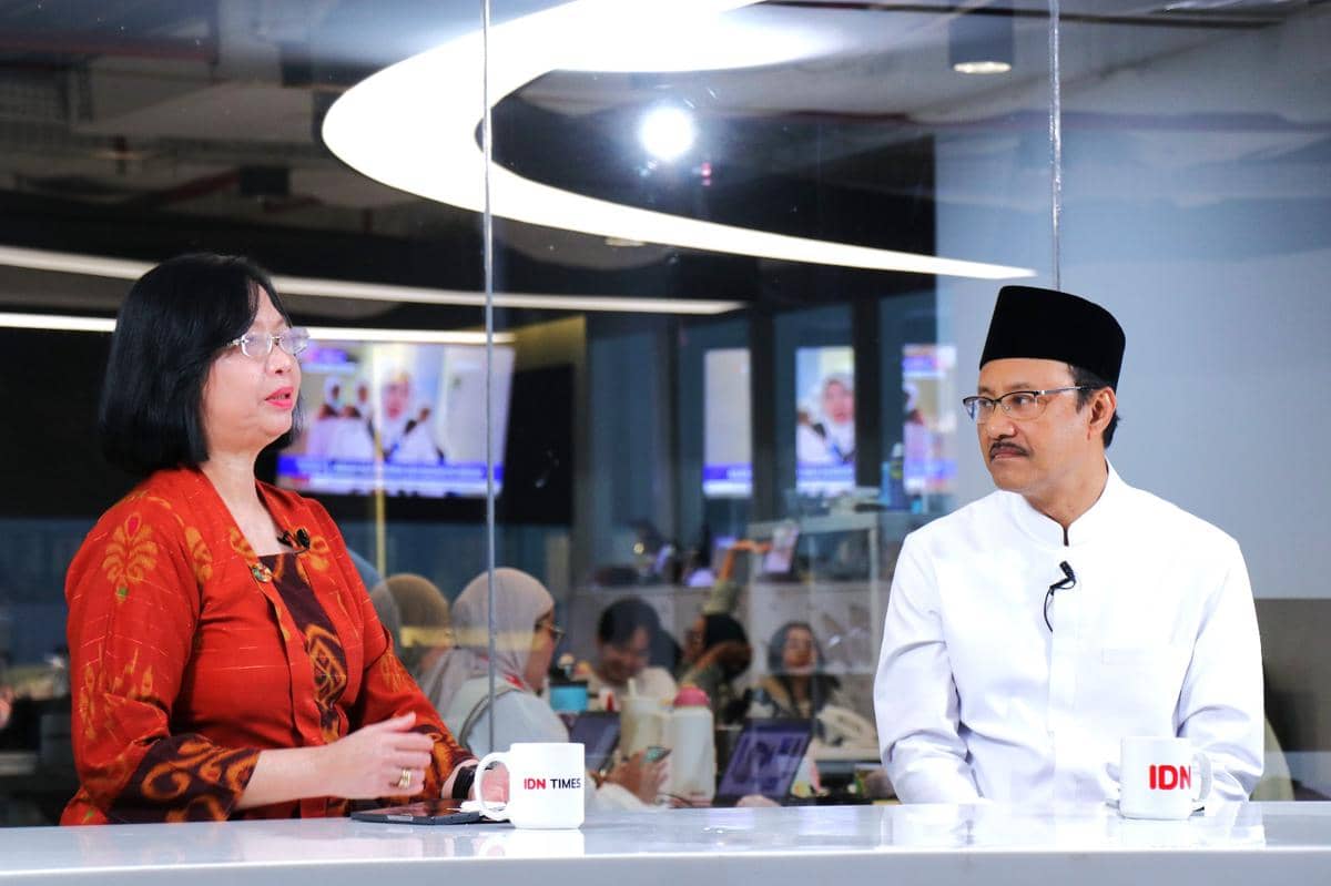 Mensos Syaifullah Yusuf bersama Pimred IDN Times Uni Lubis dalam sesi Real Talk di kantor IDN, Jakarta Selatan, Selasa (5/5/2026). 
