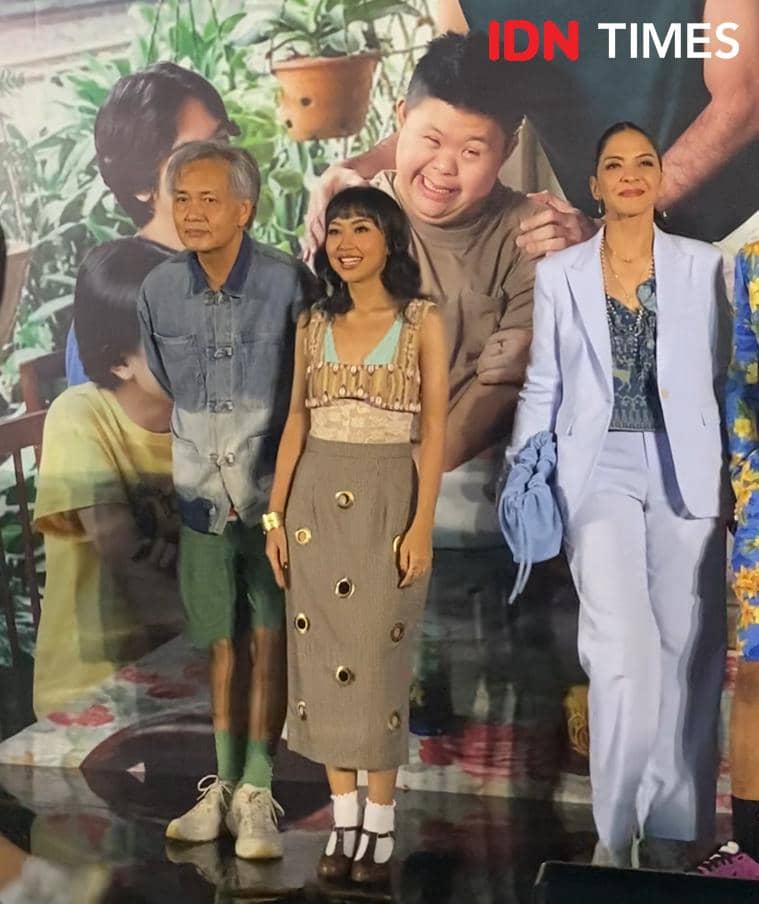 Para pemain film Semua Akan Baik-Baik Saja berpose bersama di acara gala premier yang digelar pada Rabu, 6 Mei 2026.