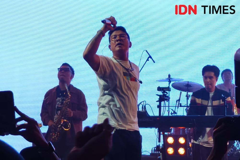 Potret Andika bersama Kangen Band bawakan lagu Sheila On 7 di OTW Pestapora day 3