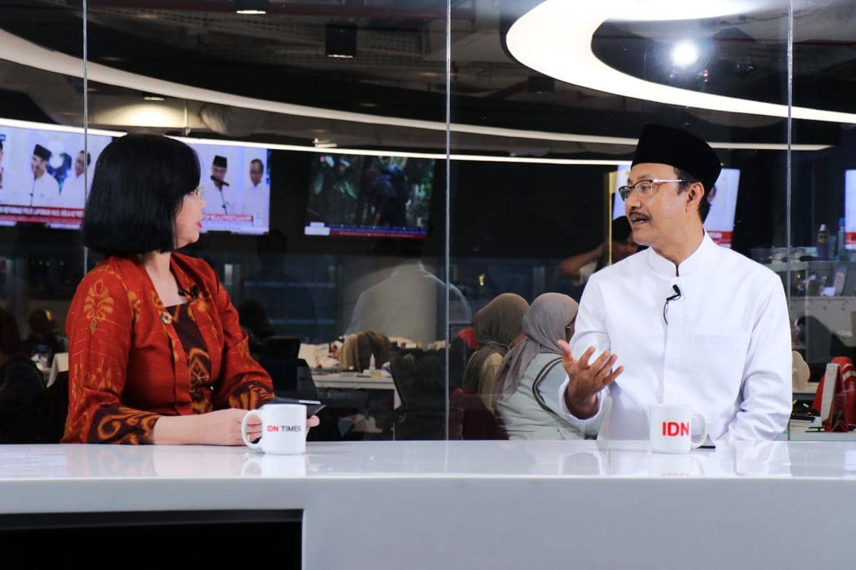 Mensos Syaifullah Yusuf bersama Pimred IDN Times Uni Lubis dalam sesi Real Talk di kantor IDN, Jakarta Selatan, Selasa (5/5/2026). 