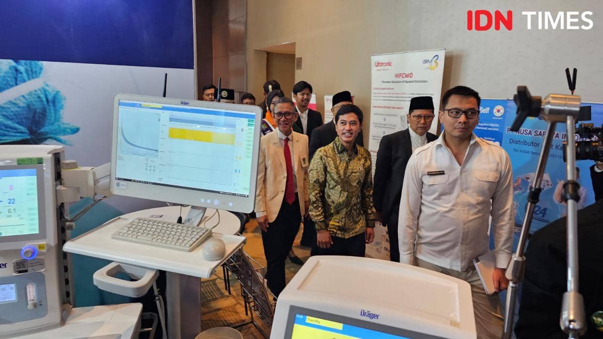 Sejumlah pejabat dan tenaga medis meninjau peralatan kesehatan modern di sebuah acara di Tangerang dengan latar layar monitor medis.