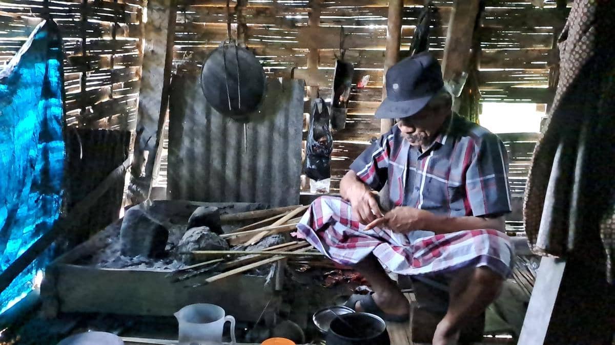 Sendirian di rumah lapuk, Daeng Gassing jalani hari tua dengan serba kekurangan. (Dok. IDN Times/Istimewa)