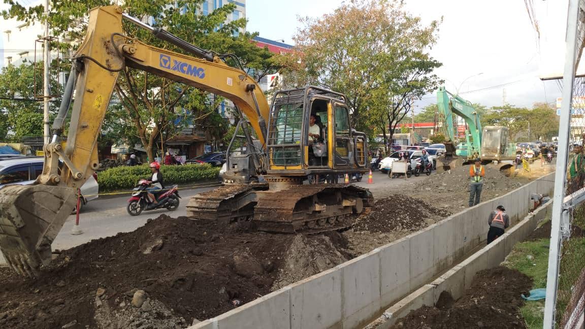 Segera Rampung, Perbaikan Jalan Aroepala Masuk Tahap Pemasangan Drainase