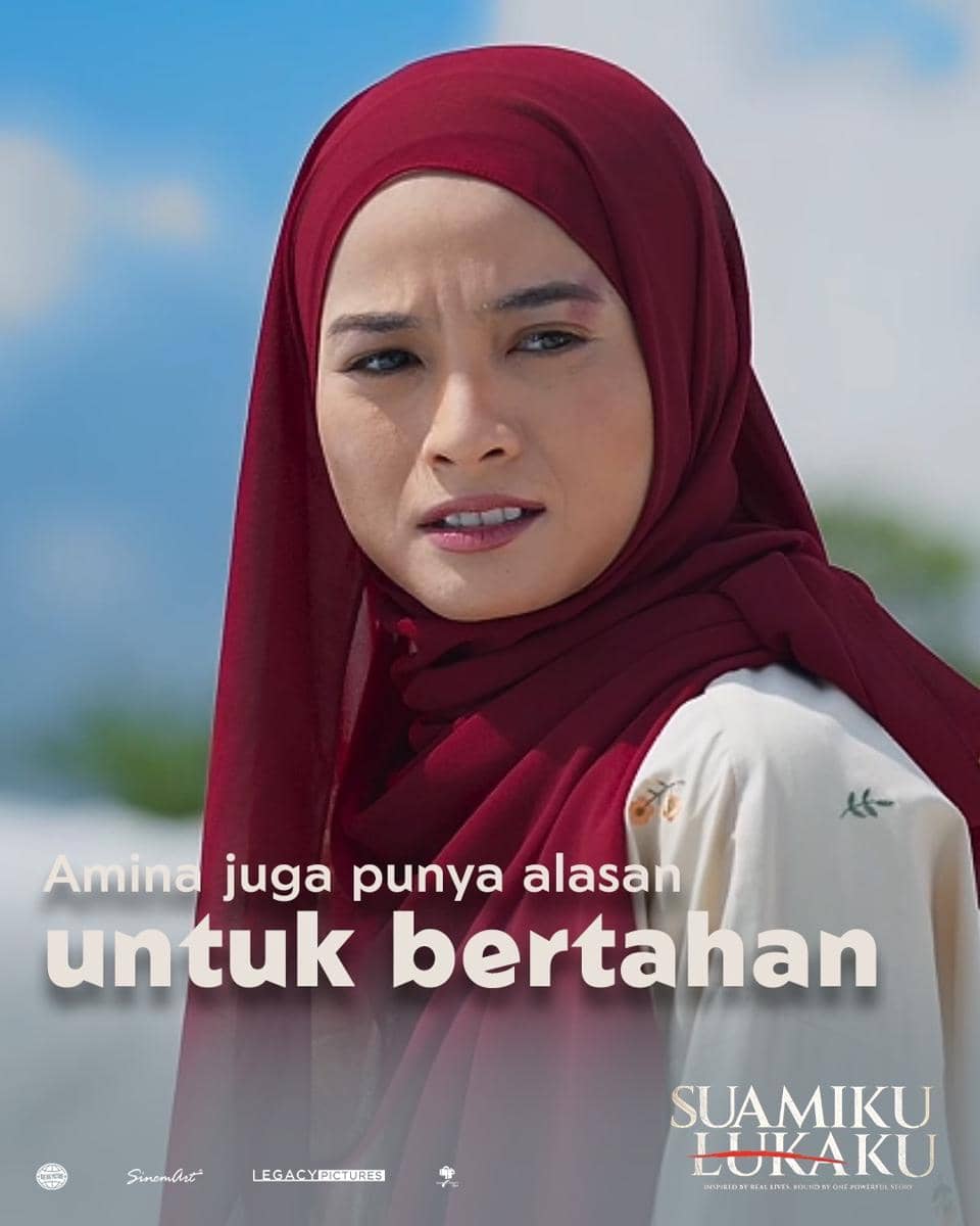 Seorang perempuan berhijab merah marun menatap ke depan dengan ekspresi serius di bawah langit cerah, cuplikan dari film Suamiku Lukaku.