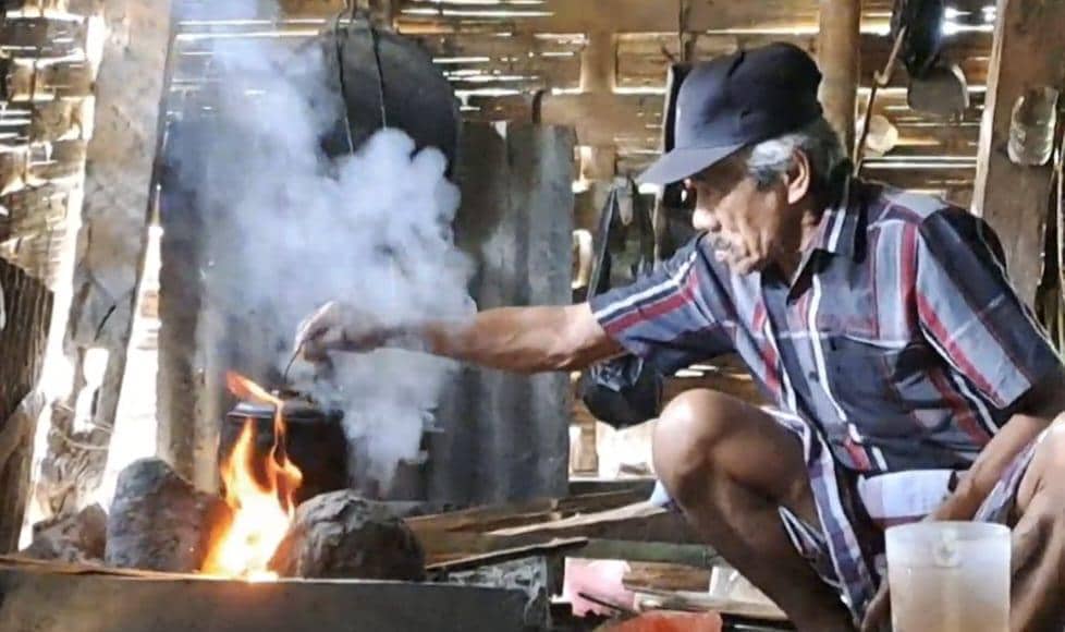 Sendirian di rumah lapuk, Daeng Gassing jalani hari tua dengan serba kekurangan. (Dok. IDN Times/Istimewa)