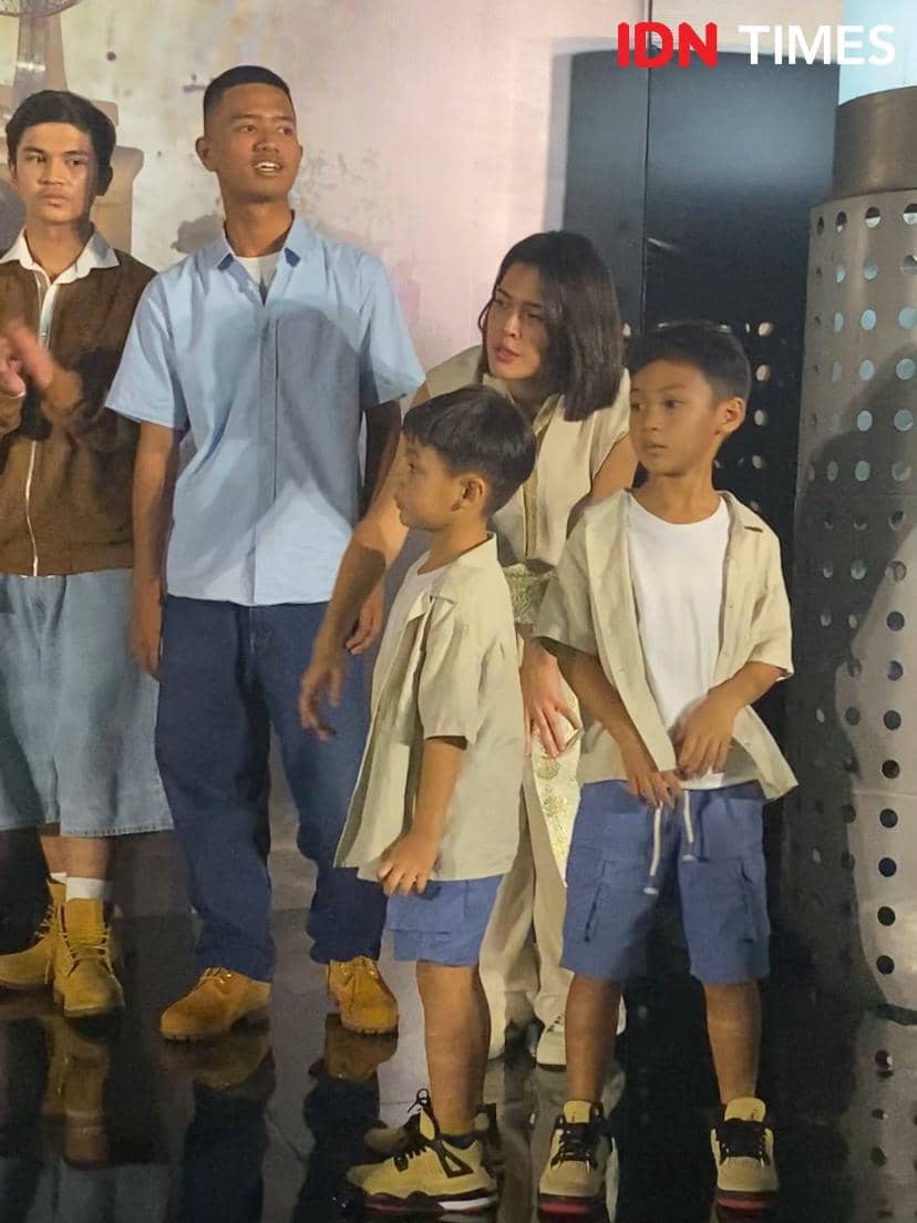 Para pemain film Semua Akan Baik-Baik Saja berpose bersama di acara gala premier yang digelar pada Rabu, 6 Mei 2026.
