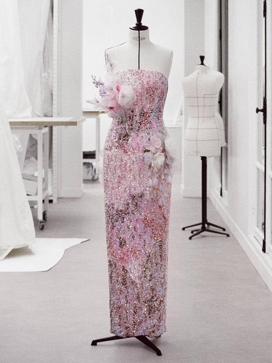 Detail Gaya Jisoo BLACKPINK di Met Gala 2026 (Photo by Jamie McCarthy / GETTY IMAGES NORTH AMERICA / Getty Images via AFP)