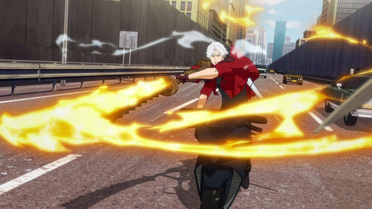 Karakter anime berambut putih mengenakan jaket merah mengayunkan pedang berapi di atas motor di jalan raya kota.