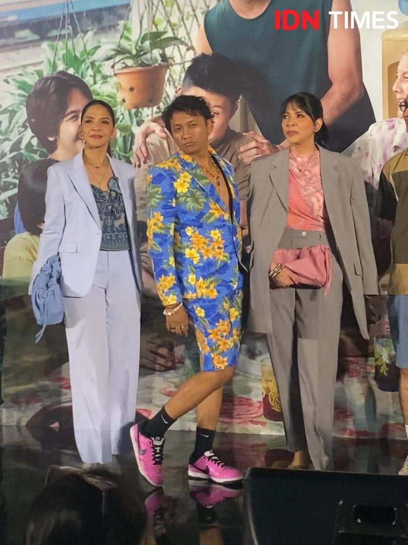 Para pemain film Semua Akan Baik-Baik Saja berpose di gala premier, mengenakan busana formal dan penuh warna di atas panggung acara.