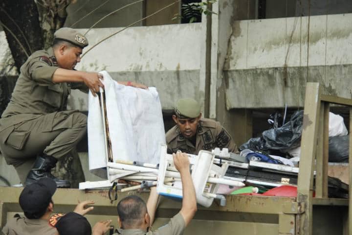 Satpol PP Kota Tangerng Tertibkan PKL Alun-Alun Ahmad Yani