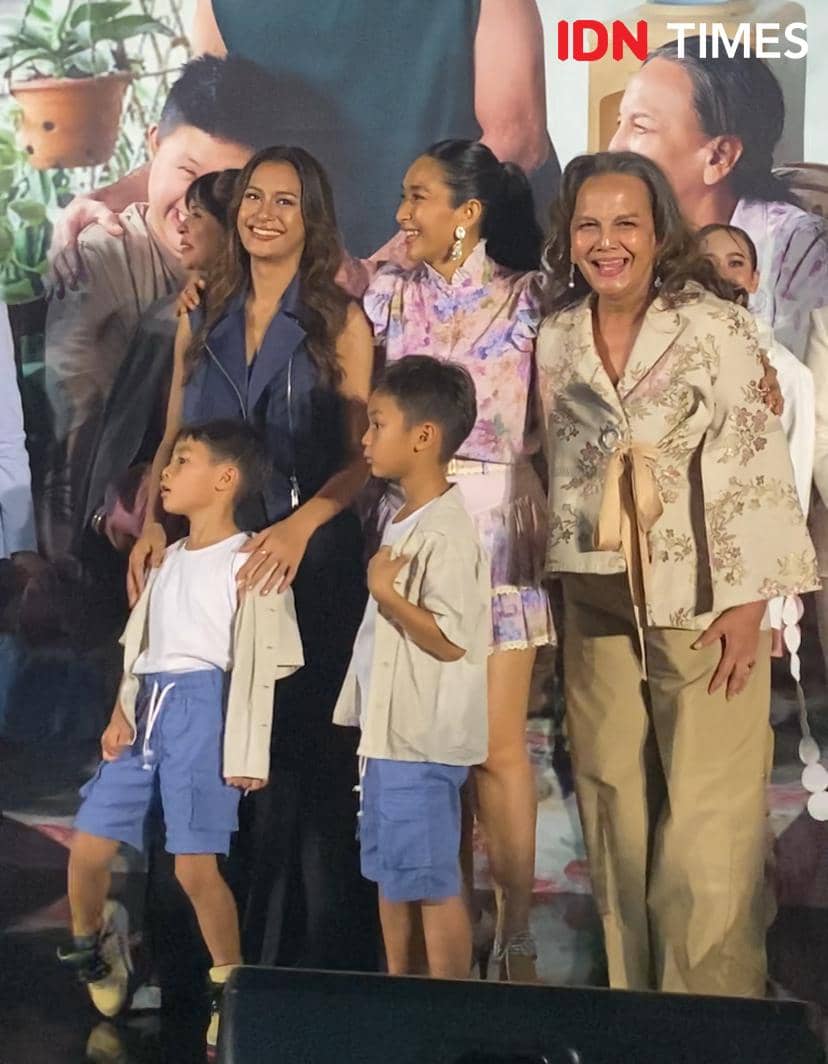 Para pemain film Semua Akan Baik-Baik Saja berpose bersama di gala premier, menampilkan suasana hangat dan penuh senyum.