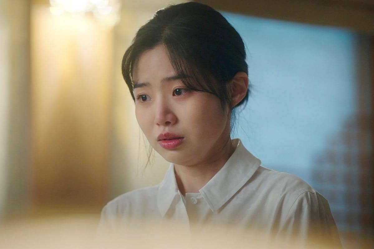 Seorang perempuan berwajah sedih mengenakan kemeja putih dalam adegan drama Korea Perfect Crown di Disney+ Hotstar.