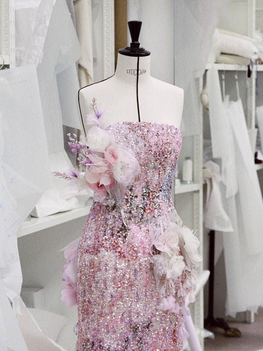 Detail Gaya Jisoo BLACKPINK di Met Gala 2026 (Photo by Jamie McCarthy / GETTY IMAGES NORTH AMERICA / Getty Images via AFP)