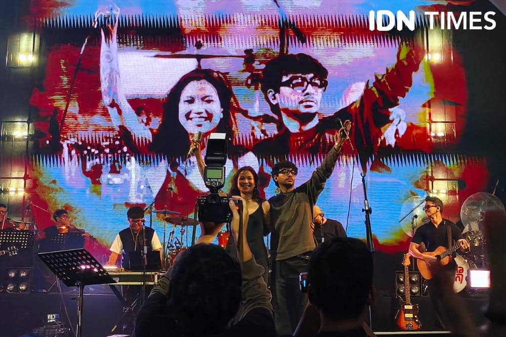 Potret Danilla Riyadi bersama Prince Husein bawakan lagu Kita dari Sheila On 7 yang menjadi penutup penampilan mereka di OTW Pestapora day 3