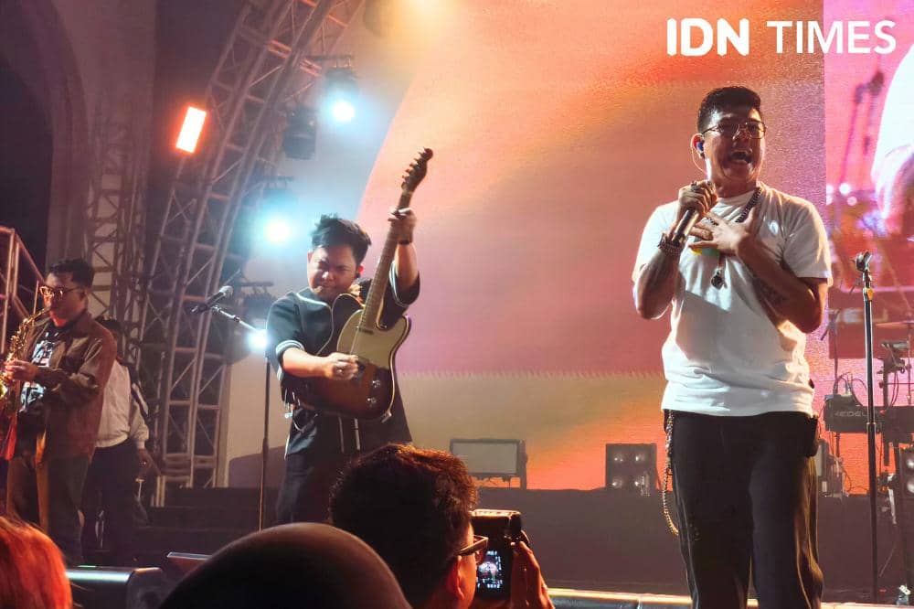 Potret penampilan Kangen Band ketika membawakan lagu Sheila On 7 di OTW Pestapora 2026