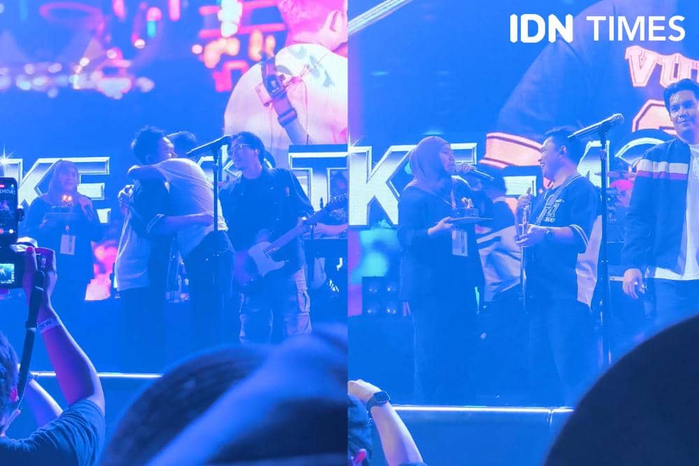 Potret Dodhy Kangen Band dapat kejutan ultah di sela-sela penampilan membawakan lagu Sheila On 7 di OTW Pestapora 2026