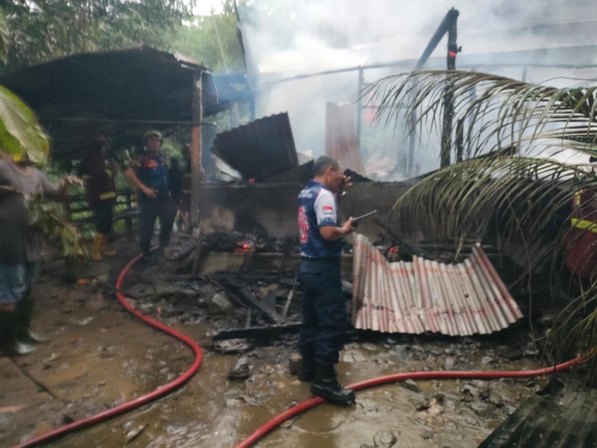Tim Damkar Padang melakukan pemadaman di rumah warga yang terbakar (Foto: Dok Damkar Padang)