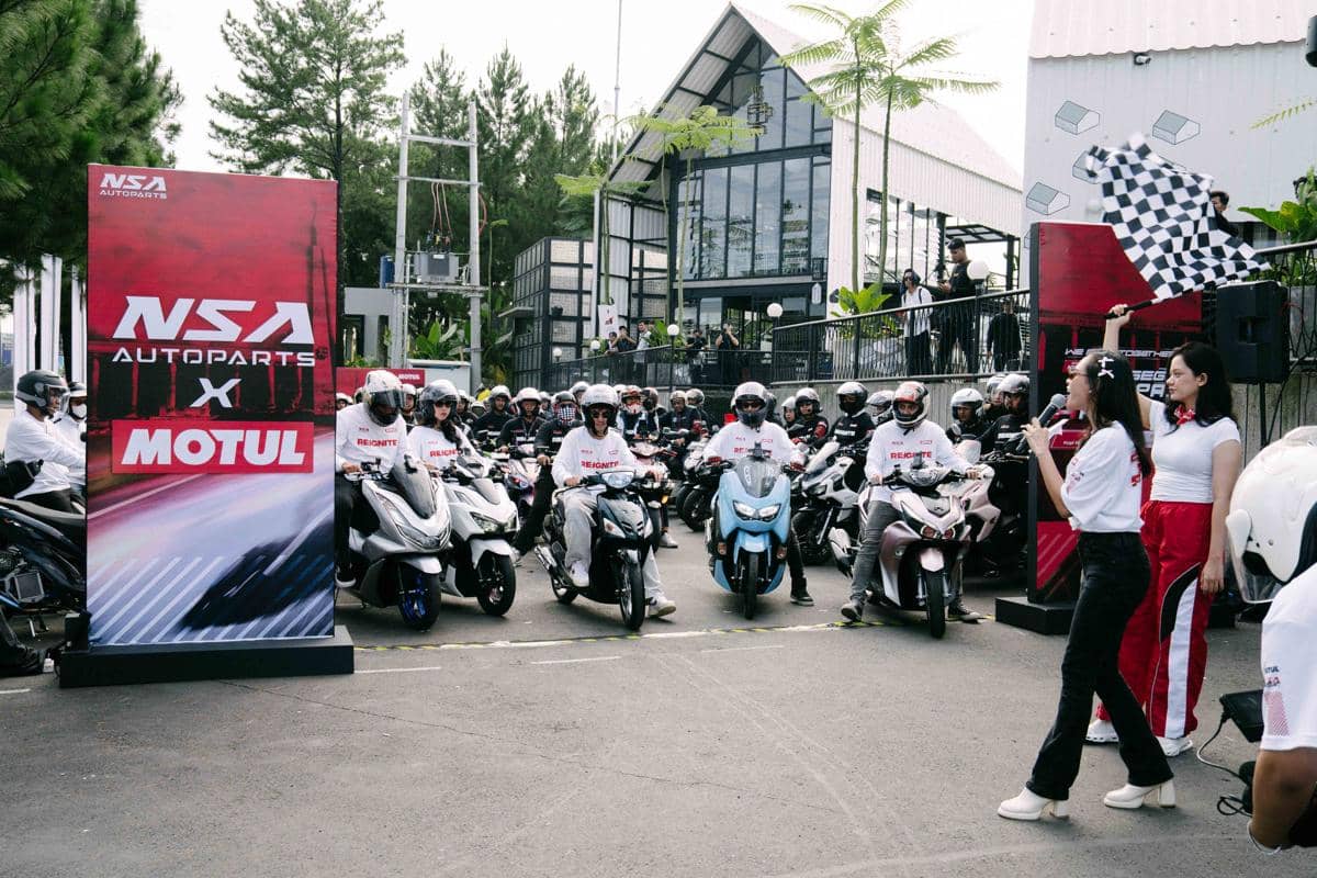 Ratusan pengendara motor berkumpul di depan gedung modern untuk acara riding bersama yang diselenggarakan oleh NSA Autoparts dan Motul.