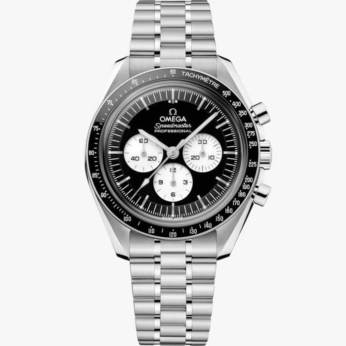 Jam tangan Omega Speedmaster Moonwatch Professional dengan dial hitam, tiga subdial putih, dan gelang logam stainless steel.