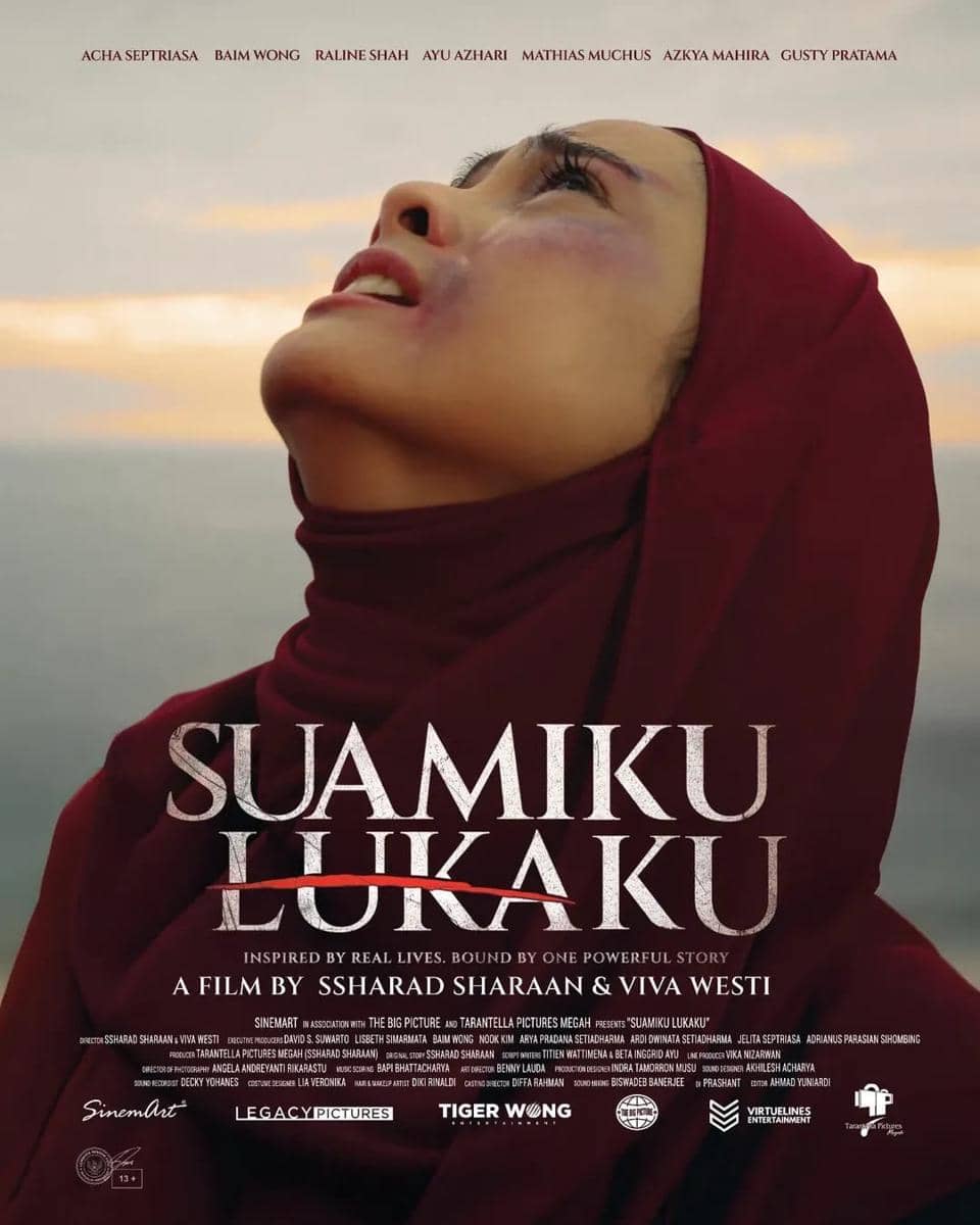 Poster film Suamiku Lukaku menampilkan seorang wanita berhijab merah dengan wajah lebam menatap ke atas di latar langit senja.