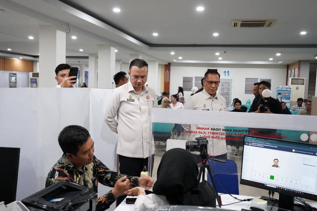 Pejabat imigrasi mengenakan seragam putih meninjau pelayanan pembuatan dokumen di kantor Imigrasi Tangerang bersama petugas dan masyarakat.