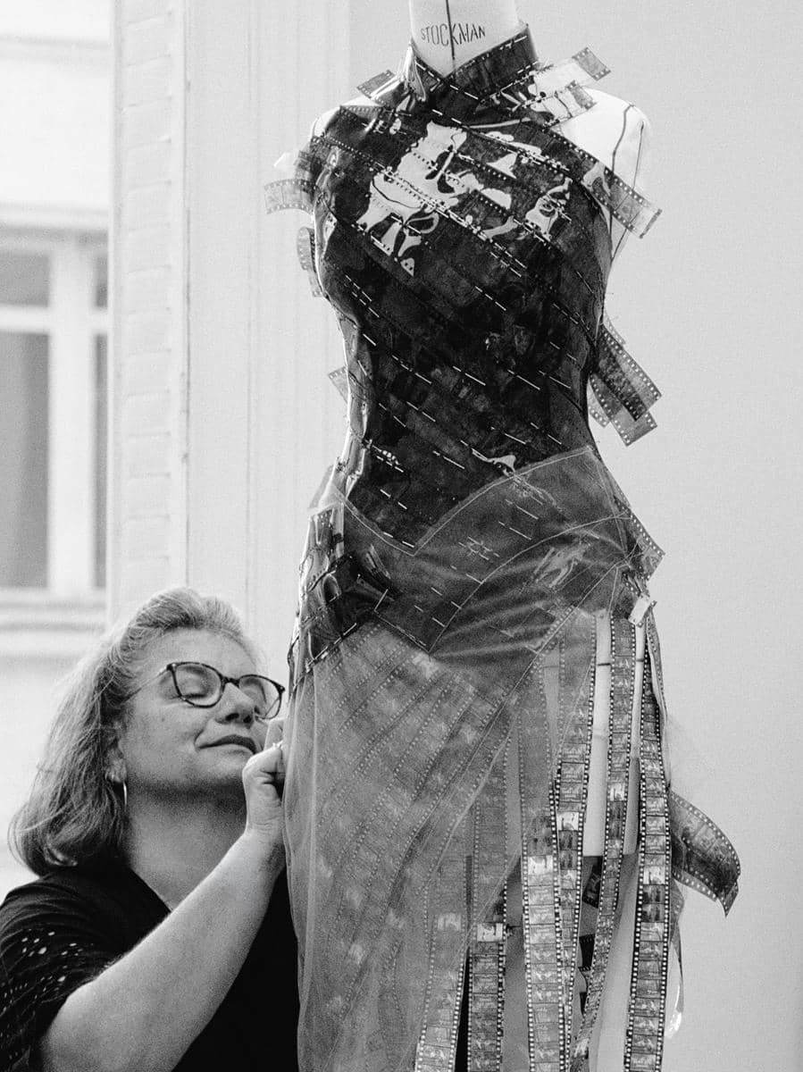 Detail Gaya Sabrina Carpenter di Met Gala 2026 (dok. Sophie Carre for Savoir-Faire  / © Getty Images for Red Carpet)