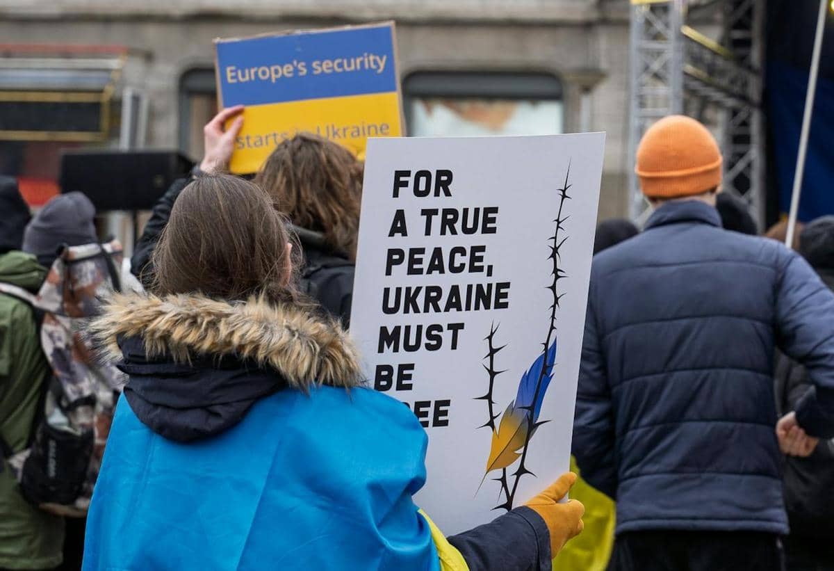 Demo untuk mendesak Rusia berhenti menyerang Ukraina.