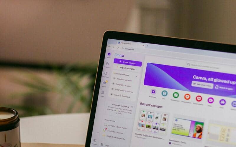 ilustrasi penggunaan Canva di laptop 