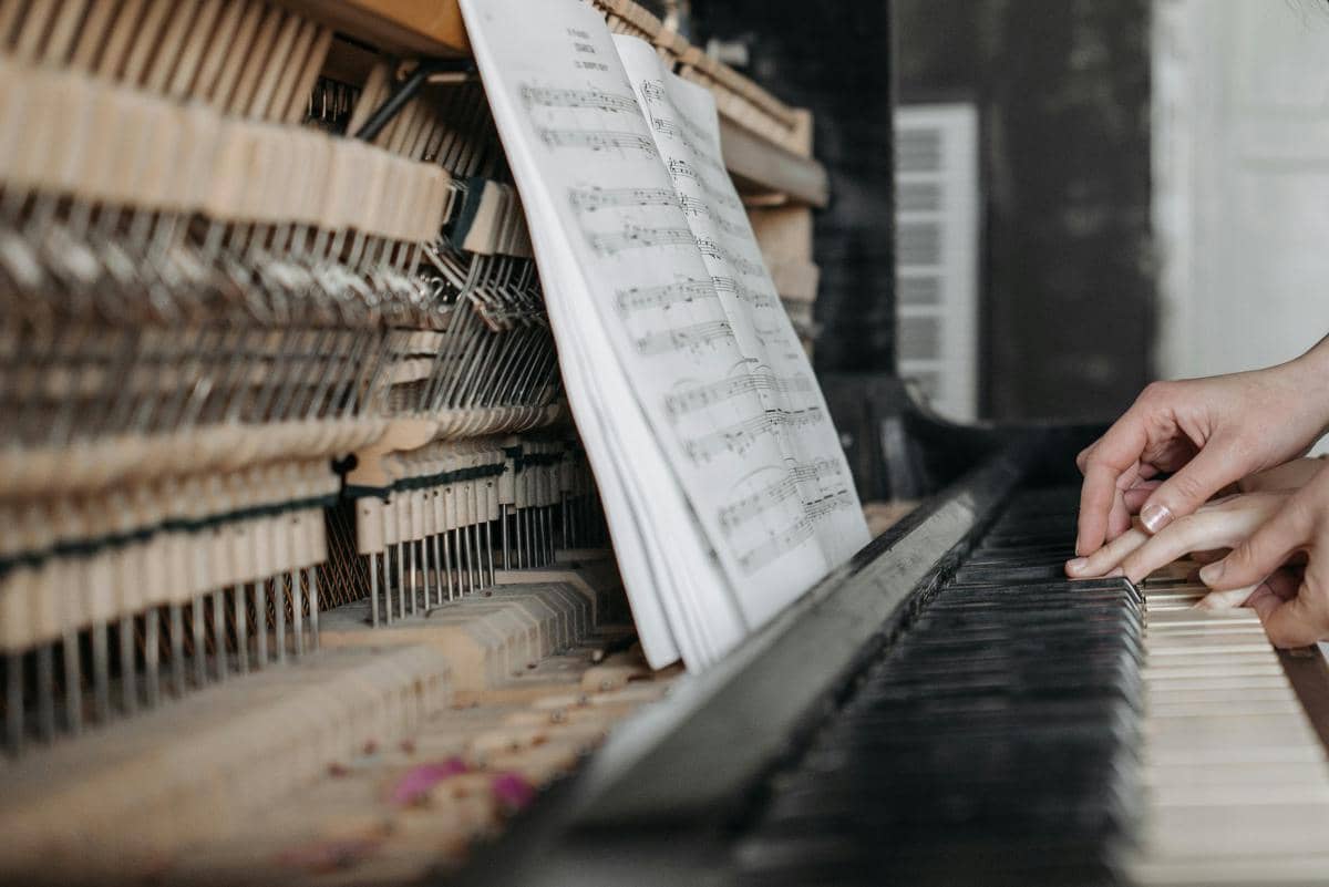 Seseorang yang sedang belajar bermain piano