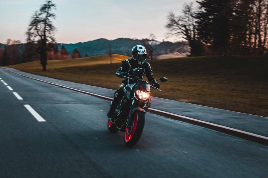 ilustrasi berkendara motor