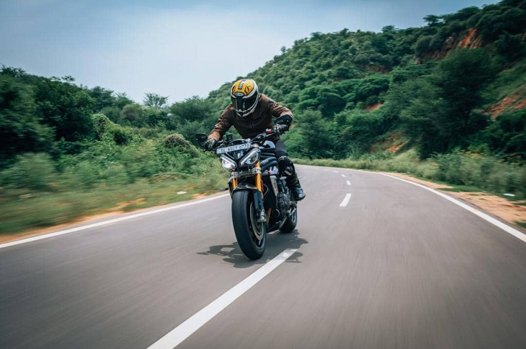 ilustrasi berkendara motor