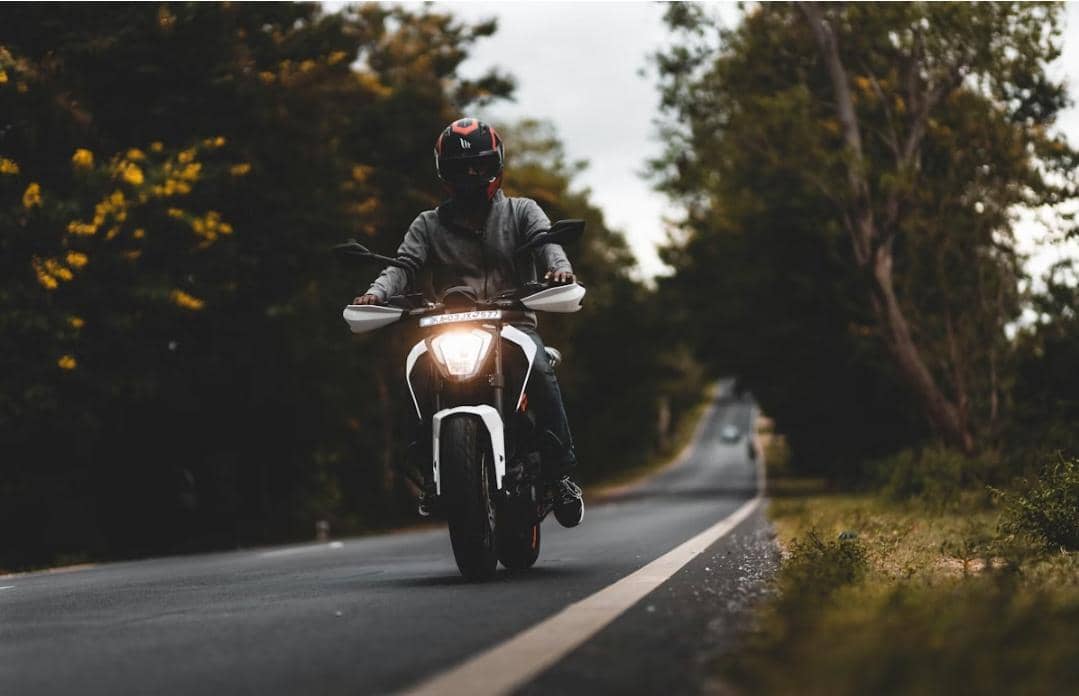 ilustrasi berkendara motor