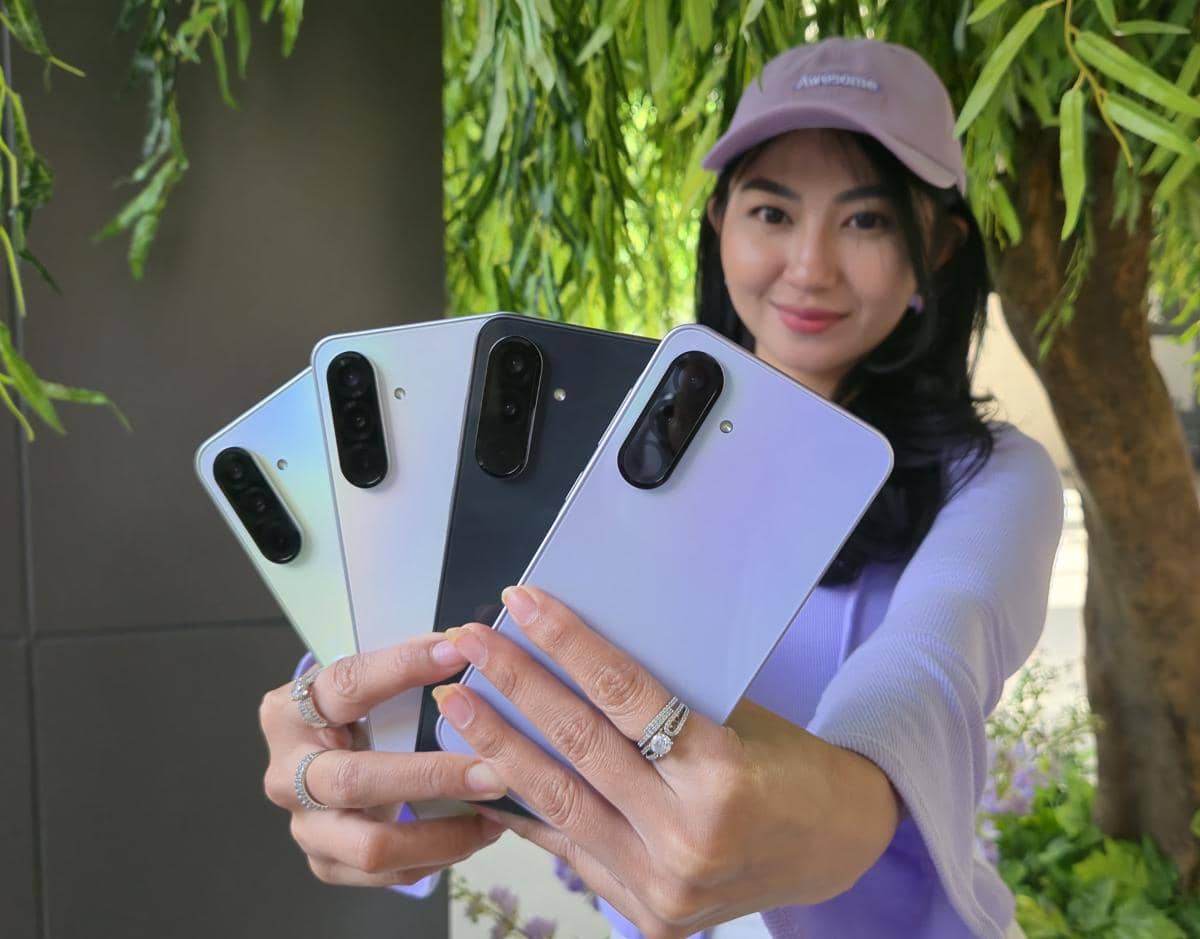Seseorang memegang empat opsi warna Samsung Galaxy A36 5G. 