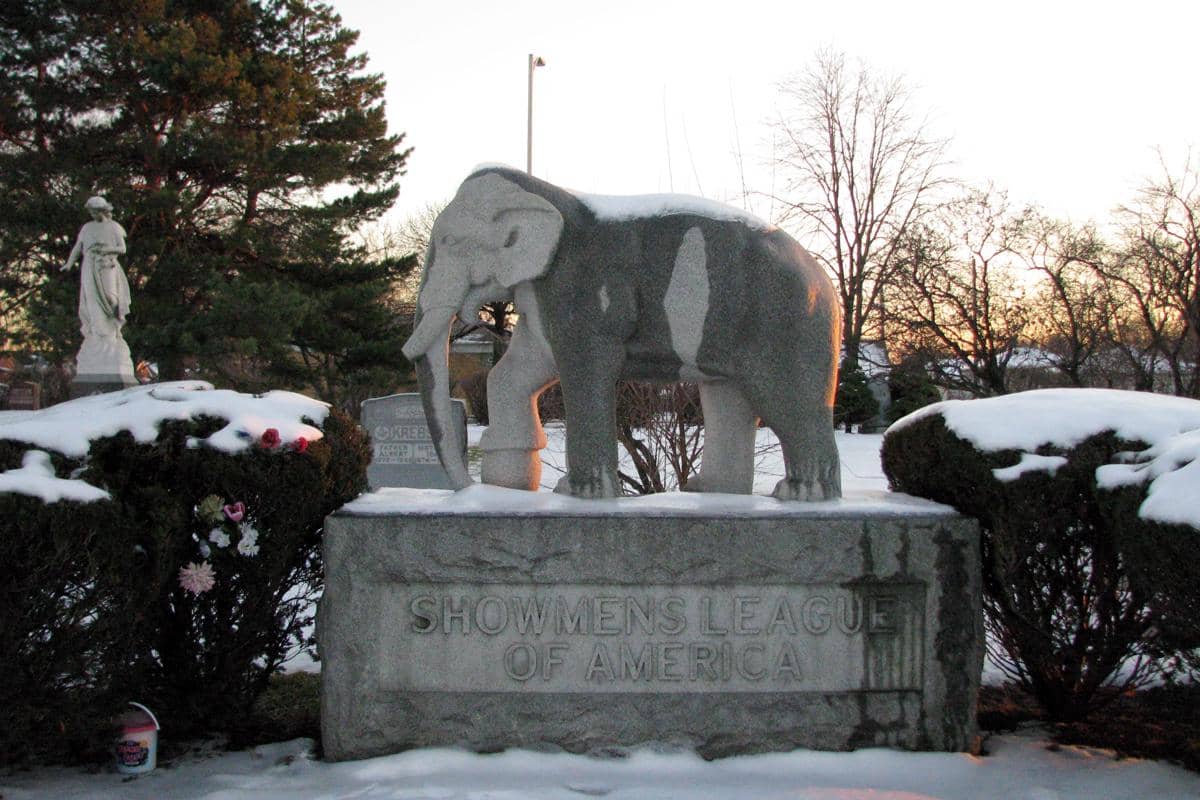 patung gajah di Showmen's Rest di Pemakaman Woodlawn di Forest Park, Illinois