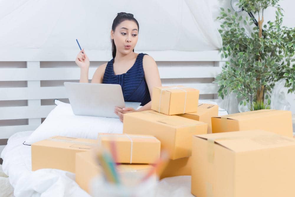 seller online sedang mengecek jumlah pesanan yang akan dipaketkan ke ekspedisi