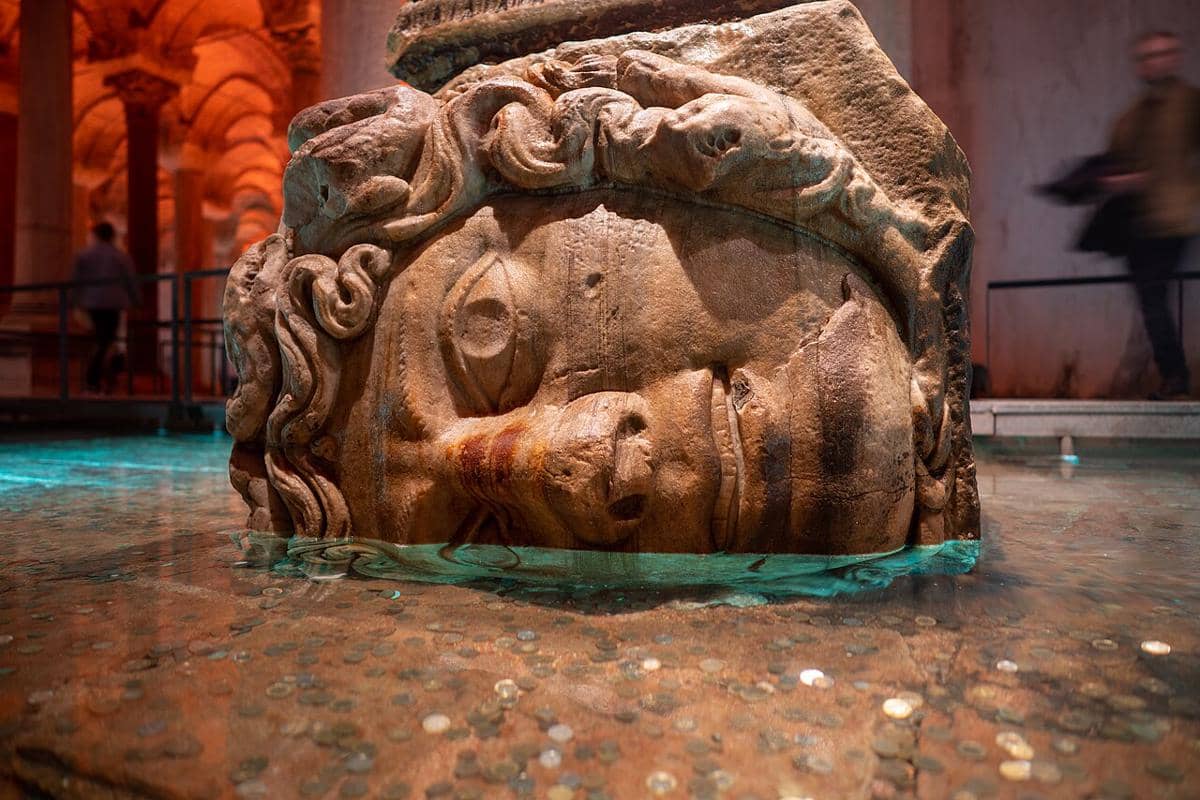 Kepala patung Medusa di Basilica Cistern, Turki 