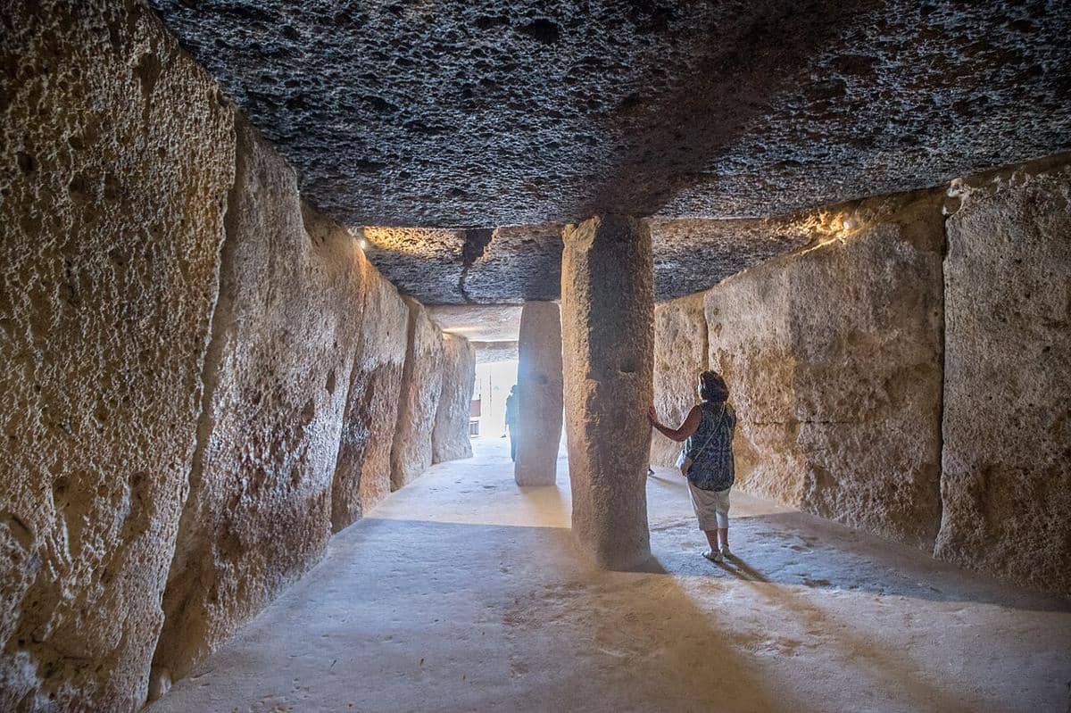 Bagian dalam Dolmen de Menga yang berada di kompleks Antequera Dolmens Site