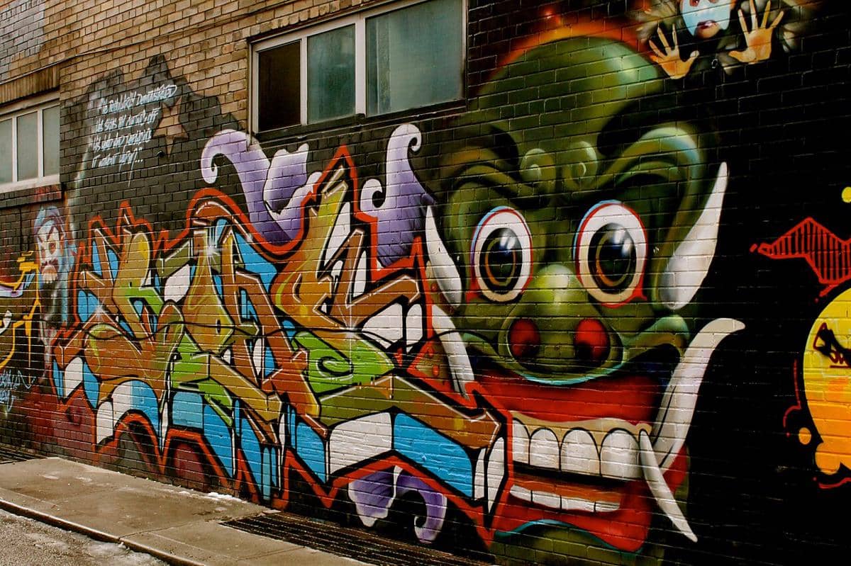 potret Graffiti Alley (commons.wikimedia.org/mark.watmough from Toronto, Canada)
