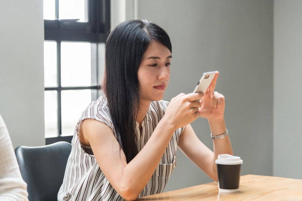 ilustrasi perempuan menggunakan handphone