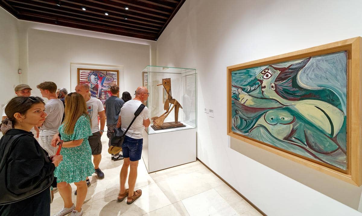 Bagian dalam ruang Museum Picasso di Malaga
