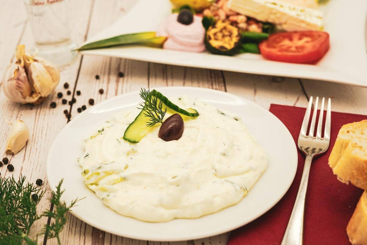 ilustrasi saus bawang putih dan yogurt